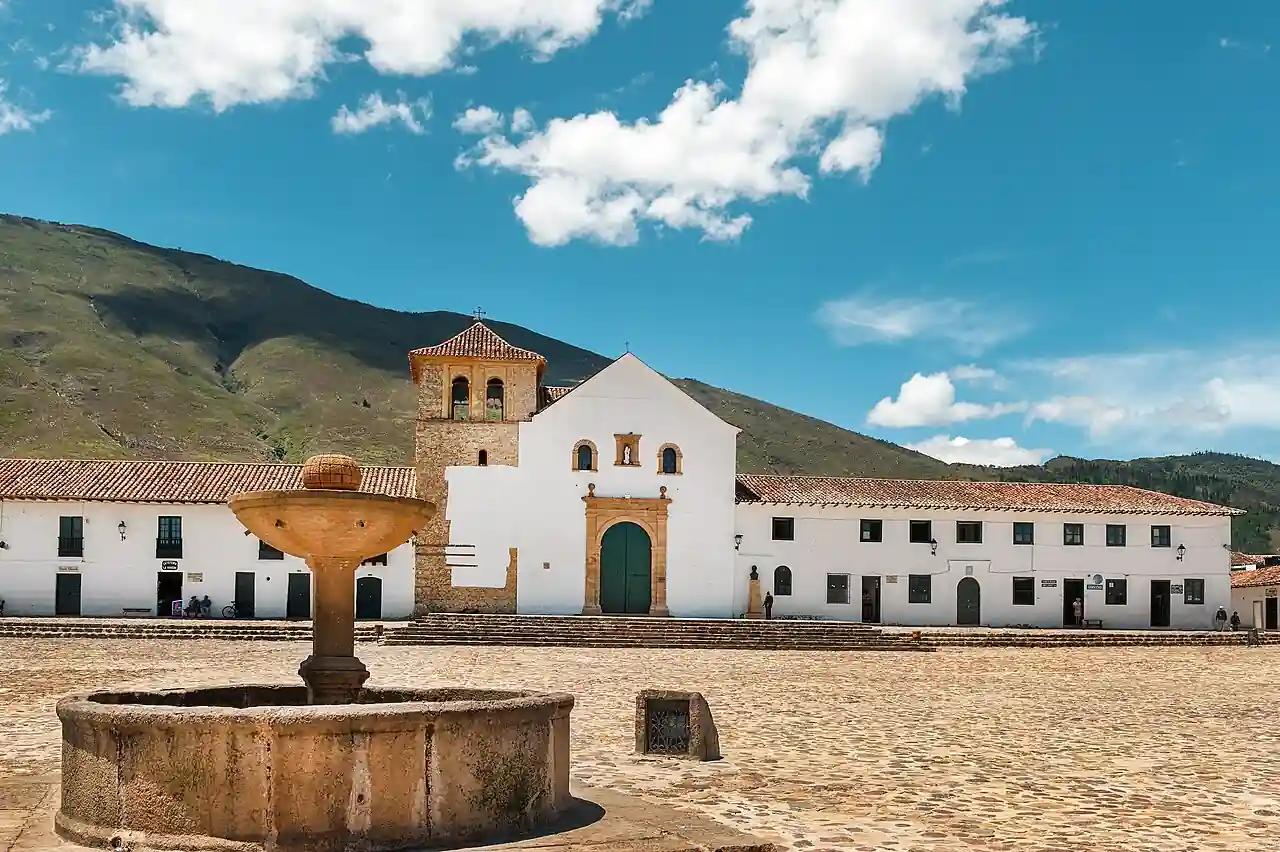 Pila de agua en la Plaza Central en Villa de Leyva, Boyacá, Colombia