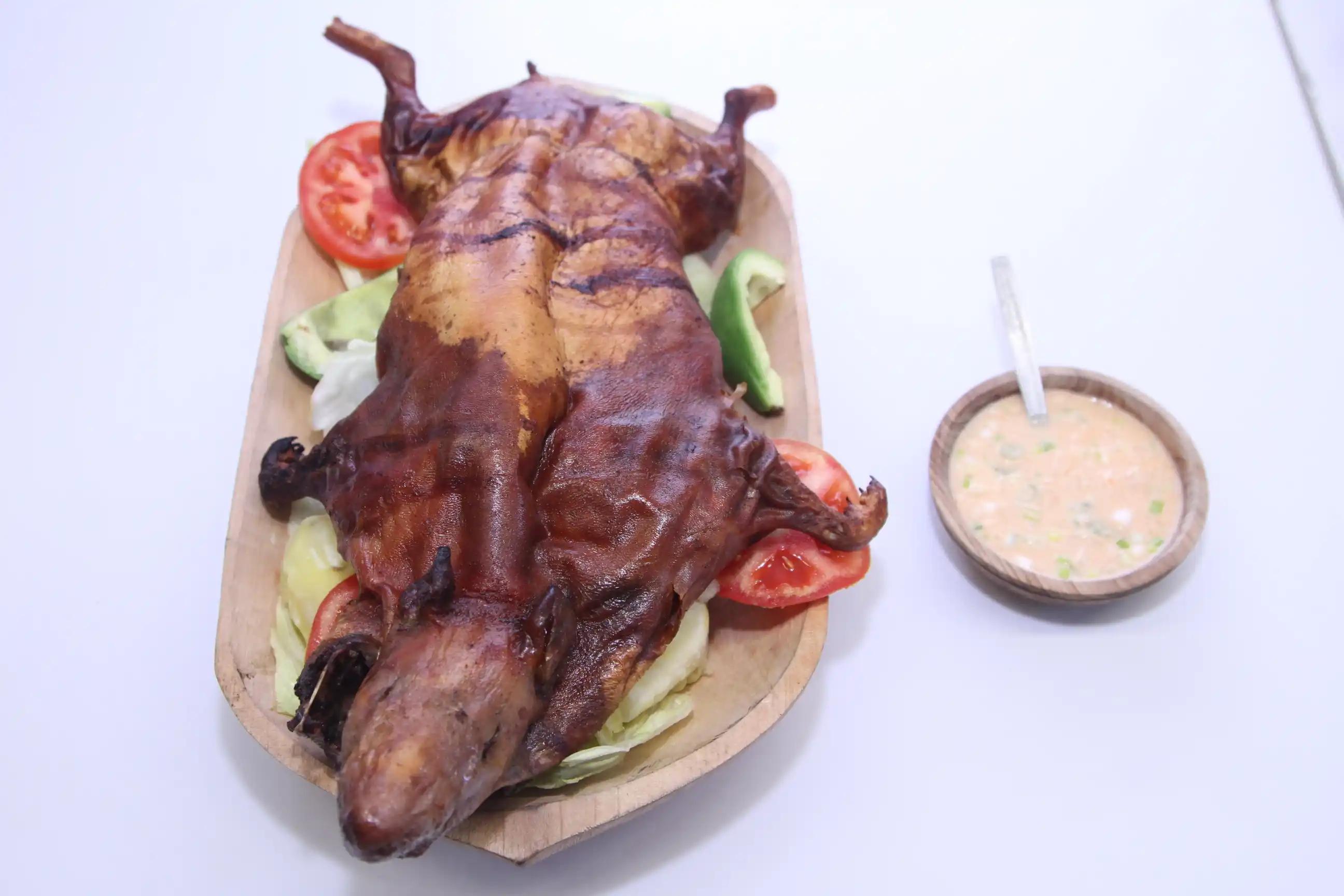 Cuy Asadocon la piel queda crujiente, acompañado de ají de maní