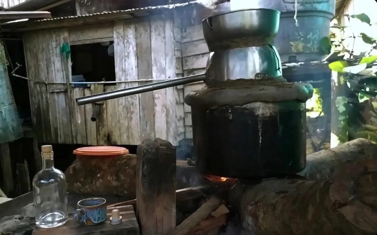 Producción artesanal de viche en alambique tradicional del Pacífico colombiano.