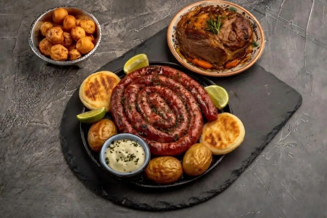 Longaniza de Sutamarchán, cordero al horno y papas criollas fritas.