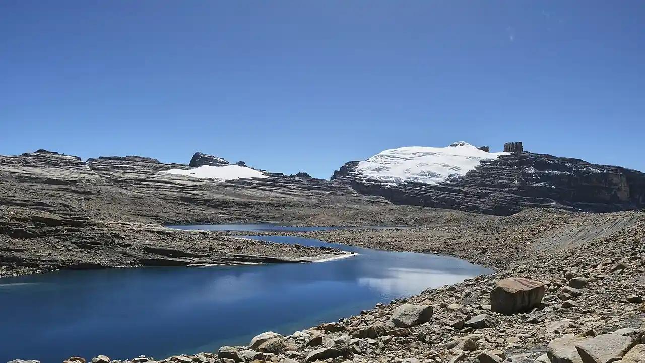 Sendero a Laguna Grande de La Sierra en la Sierra Nevada del Cocuy, Güican y Chita. Sector Laguna de la Sierra con vista del Pico Pan de Azucar, Pulpito del Diablo, y Glaciar Toti