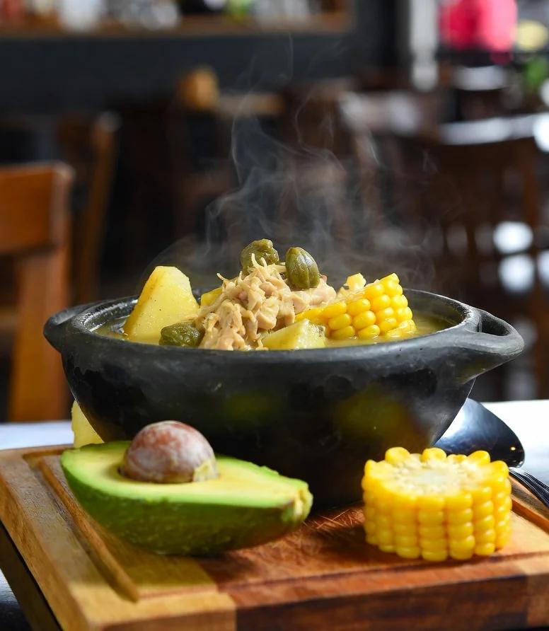 Sopa típica Ajiaco Santafereño en Bogotá, plato tradicional de la gastronomía bogotana