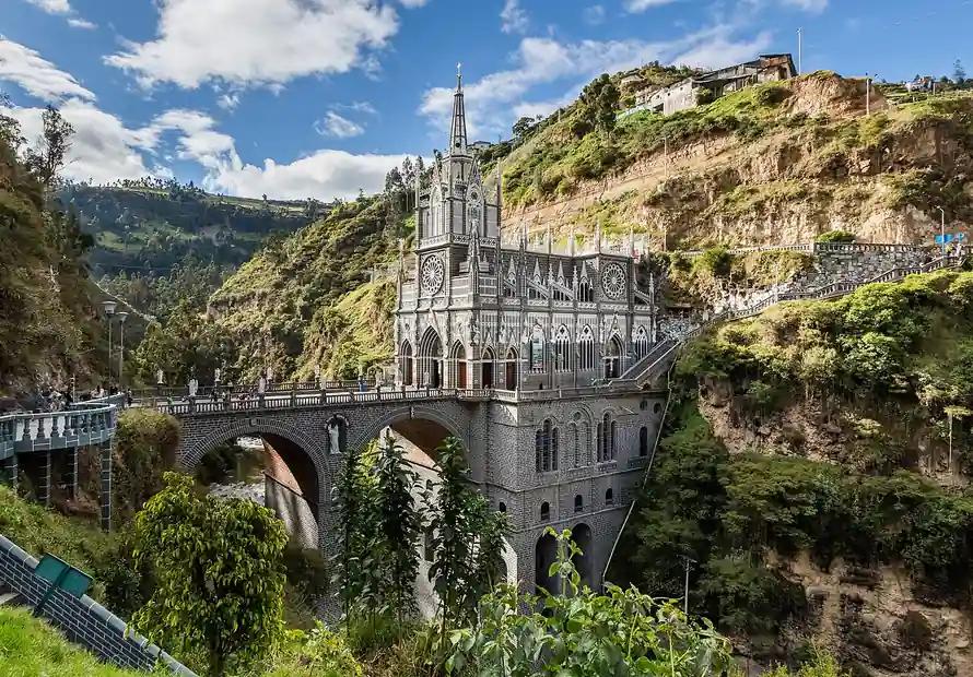 Santuario de Las Lajas iluminado al atardecer bajo las nubes verdes de Ipiales, Nariño.