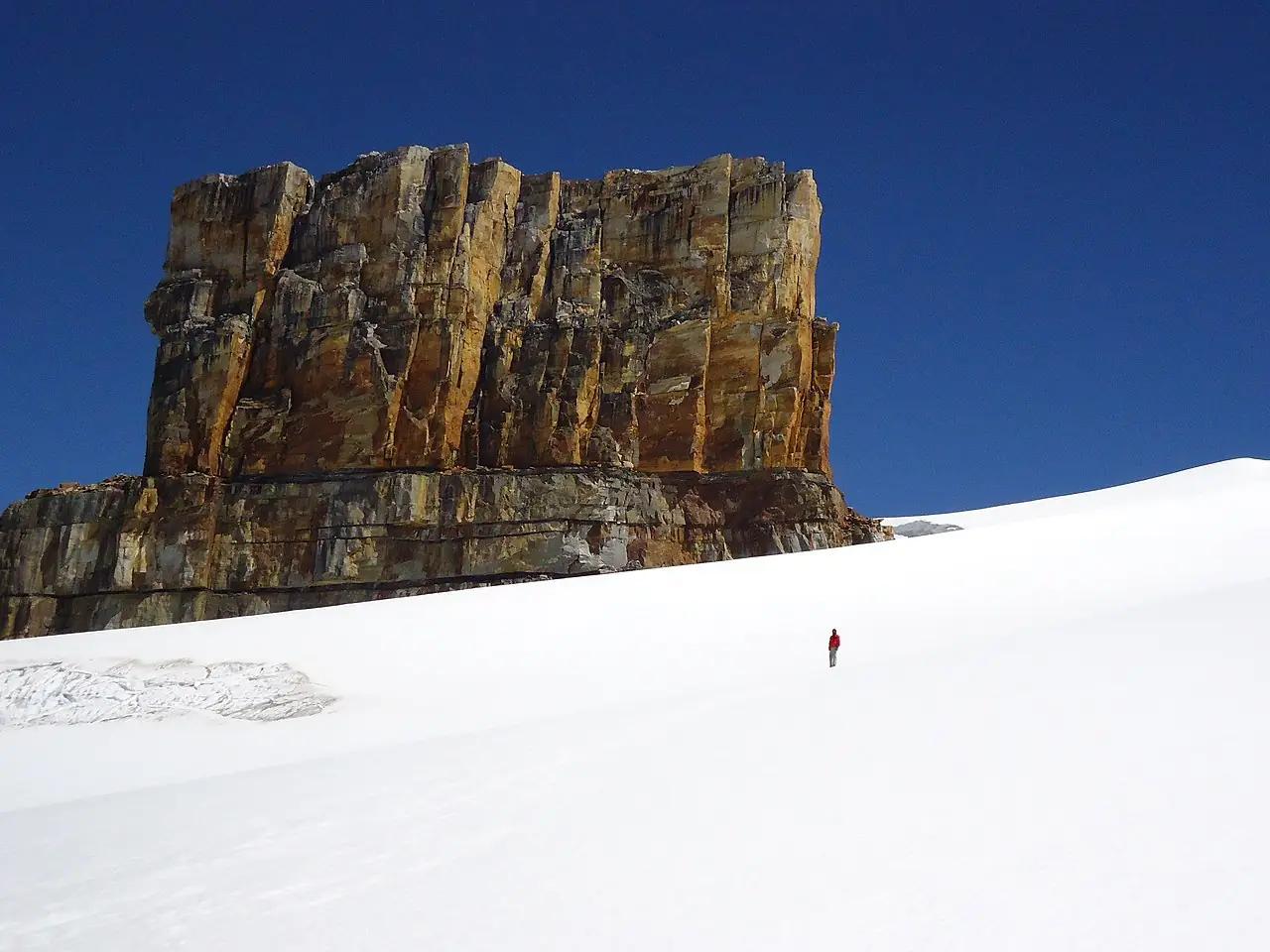 Roca de mas de 70 mts de altura sobre el nevado, la cual nunca se cubre de nieve