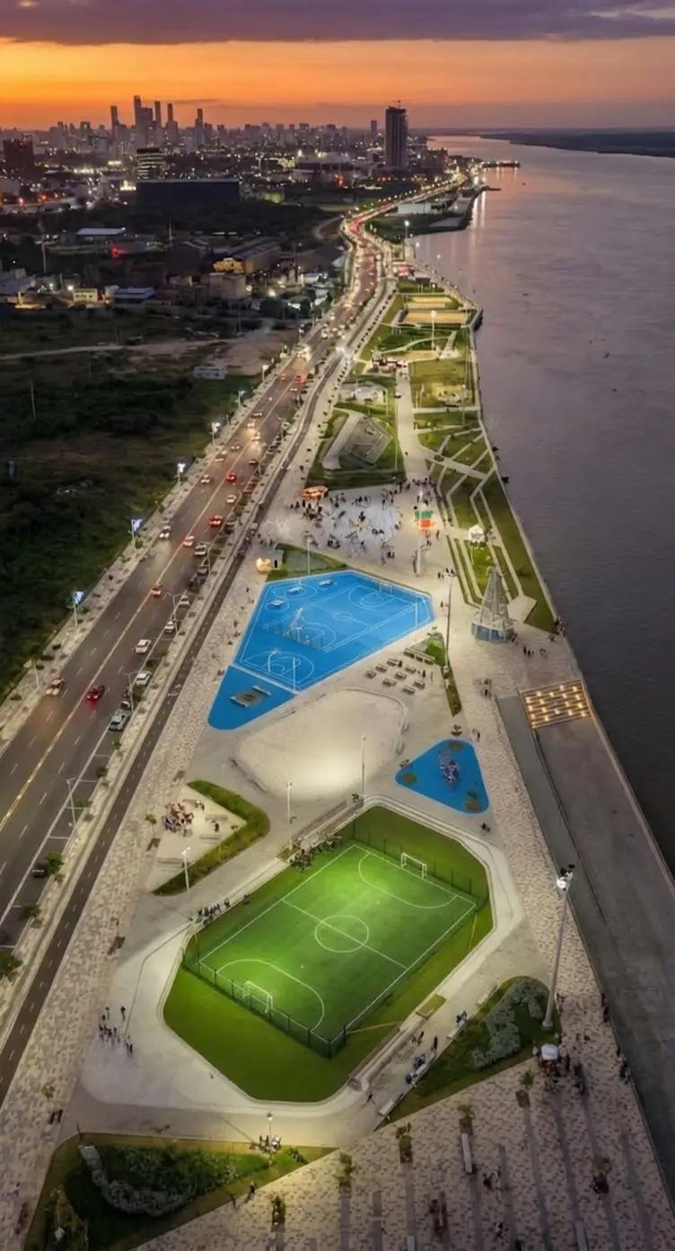 Gran Malecón del Río en Barranquilla al atardecer, parques deportivos y paseo peatonal junto al río Magdalena