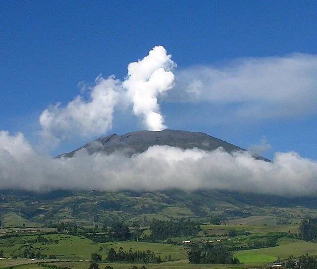 Volcan Galeras durante una fumarola de vapor