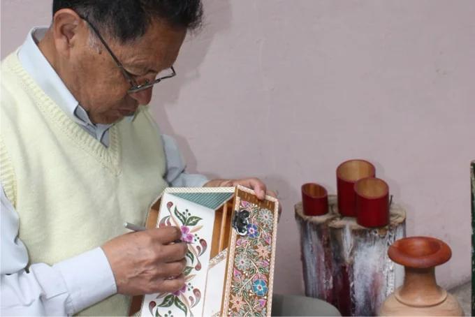 Elaboración de un bargueño por el Maestro Gilberto Granja, con la técnica Barniz de Pasto o Mopa Mopa